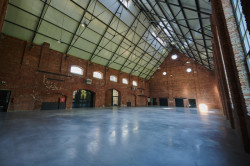 Huť Marie, Architektura s.r.o.: Cihly obvodových stěn jsou očistěné, na zemi je nová betonová podlaha