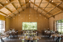 Kromě velkorysého venkovního areálu je pro hostinu přístupná i svatební stodola.