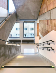 Schodišťová věž Křesťanské ZŠ a MŠ Noe v Pardubicích od ateliéru Světlík Šedý Šefl