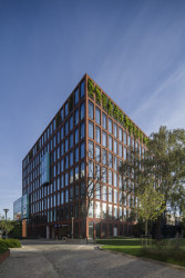 V Gdaňsku vyrostla administrativní budova s cihlovou fasádou navržená architekty Marcinem Woyciechowskim, Tomaszem Piechotou a Radosławem Orłowskim