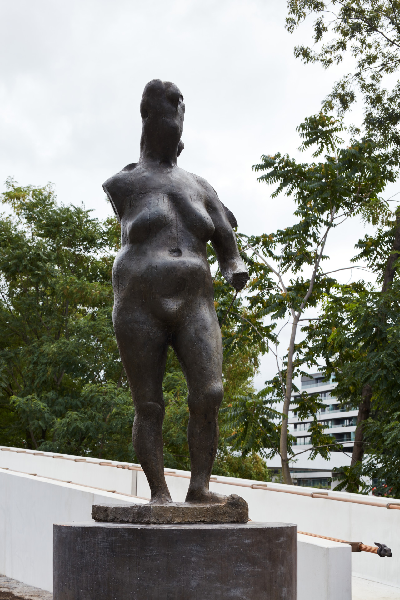 Druhá figurativní socha na úpatí lávky na Štvanici je dílem akademického sochaře Jana Henrycha. Ženská figura s názvem Řeka vznikla v sochařově ateliéru ještě za normalizace, kdy mohl oficiálně tvořit jen velmi málo. Socha je také vytvořena z vysokopevnostního betonu a jak autor dodává „Je to velice pevný materiál, takže tady ta socha bude strašit dlouho.“