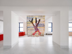 V celém patře jsou vystavena díla vybraných umělců. (ATLAS, No Architects)