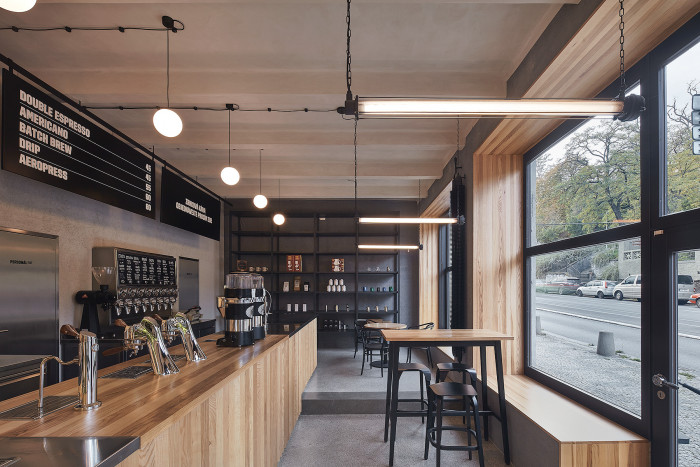 Kavárna Coffee Source v Praze, Pavel Nový a Vít Svoboda (0,5 Studio)