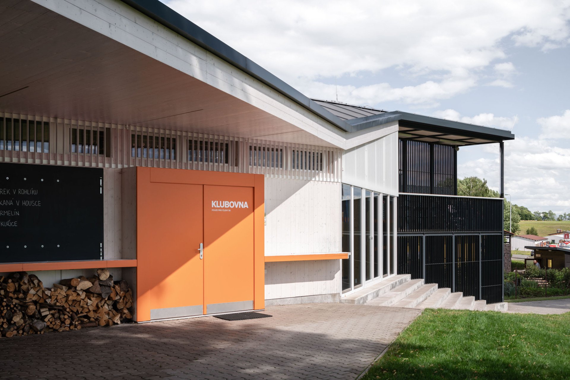 Klubovnu architekti umístili tak, aby z ní byl na hřiště výhled také. (Zázemí sportovního klubu ve Studenci, ateliér CHRAMA)