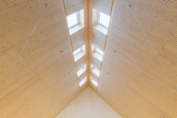 Prostorová akustika je řešena dřevěnými akustickými panely NOVATOP