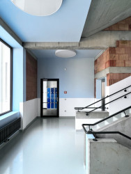 Schodišťová věž Křesťanské ZŠ a MŠ Noe v Pardubicích od ateliéru Světlík Šedý Šefl