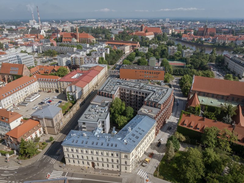 Novodobou architekturu se podařilo začlenit mezi historické stavby. 