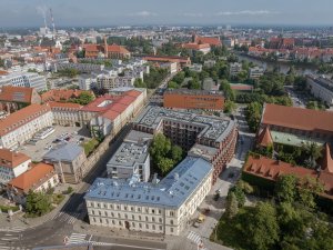 Novodobou architekturu se podařilo začlenit mezi historické stavby. 
