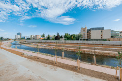 Protipovodňová stěna na Bakalově nábřeží v Brně