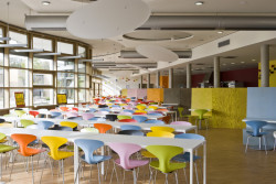 Akustický komfort vzdělávacích institucí lze zlepšit pomocí závěsných nebo beze sparých systémů StoSilent.