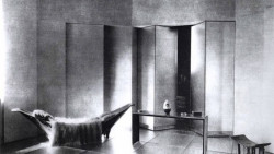 Tento pařížský byt vybavila Gray exotickými materiály