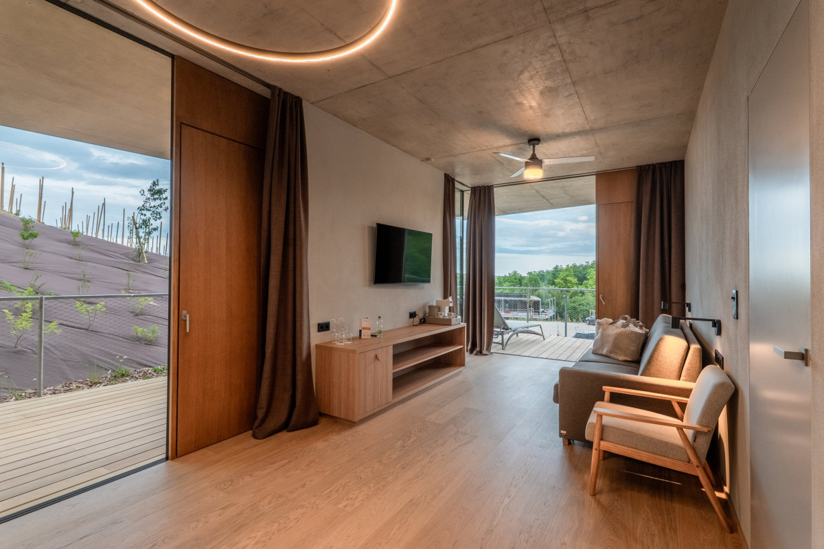 Pohled do interiéru jednoho z pokojů (ARTEVINI Resort & Winery u Velkých Pavlovic; znamení čtyř – architekti)