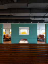 Obklady jsou ručně natírané zelenou, která byla zaznamenána na historických fotografiích. (Bombay Express; Studio archicraft)