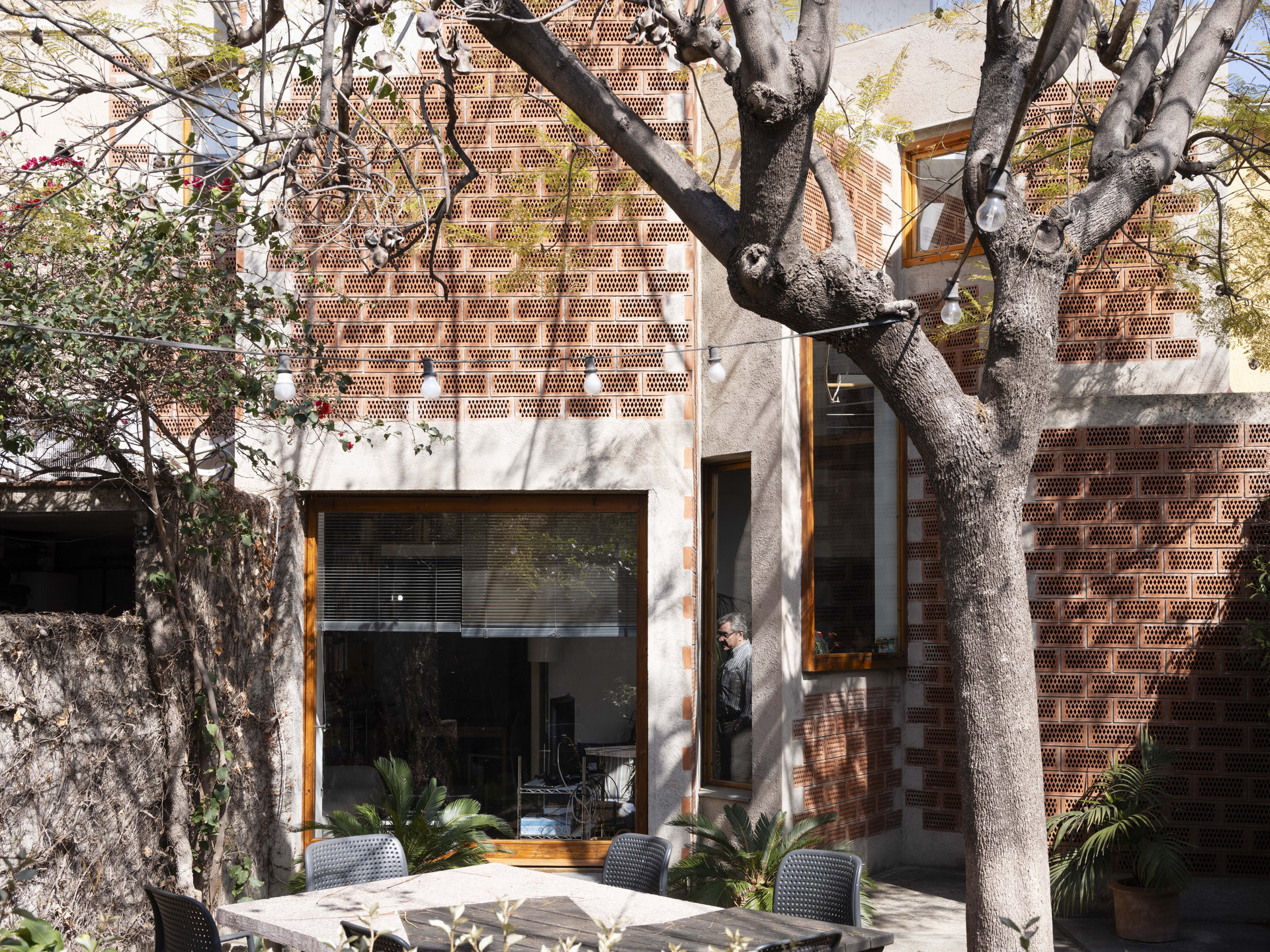 Miralles: Filmový portrét jednoho z nejvýznamnějších španělských představitelů současné architektury, Enrica Mirallese, který zemřel v pouhých 45 letech. 