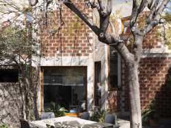 Miralles: Filmový portrét jednoho z nejvýznamnějších španělských představitelů současné architektury, Enrica Mirallese, který zemřel v pouhých 45 letech. 