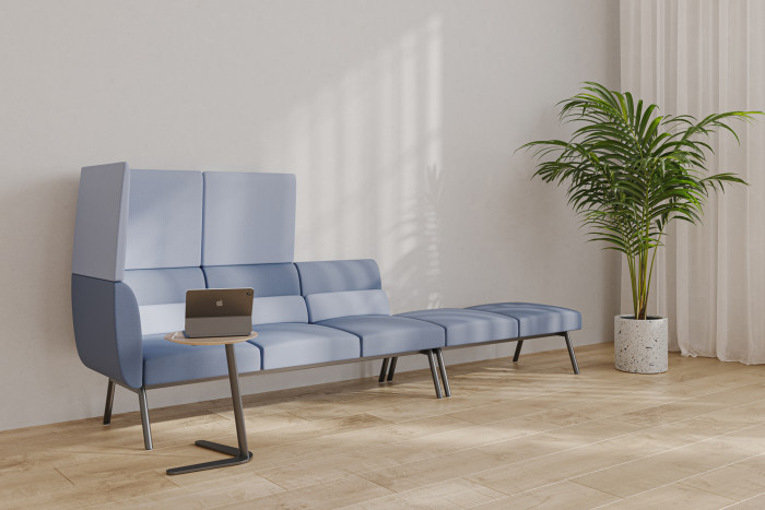 Modulární systém sezení Nido z italského studia Orlandini Design. a výběr je ze třech různých výšek opěráku.