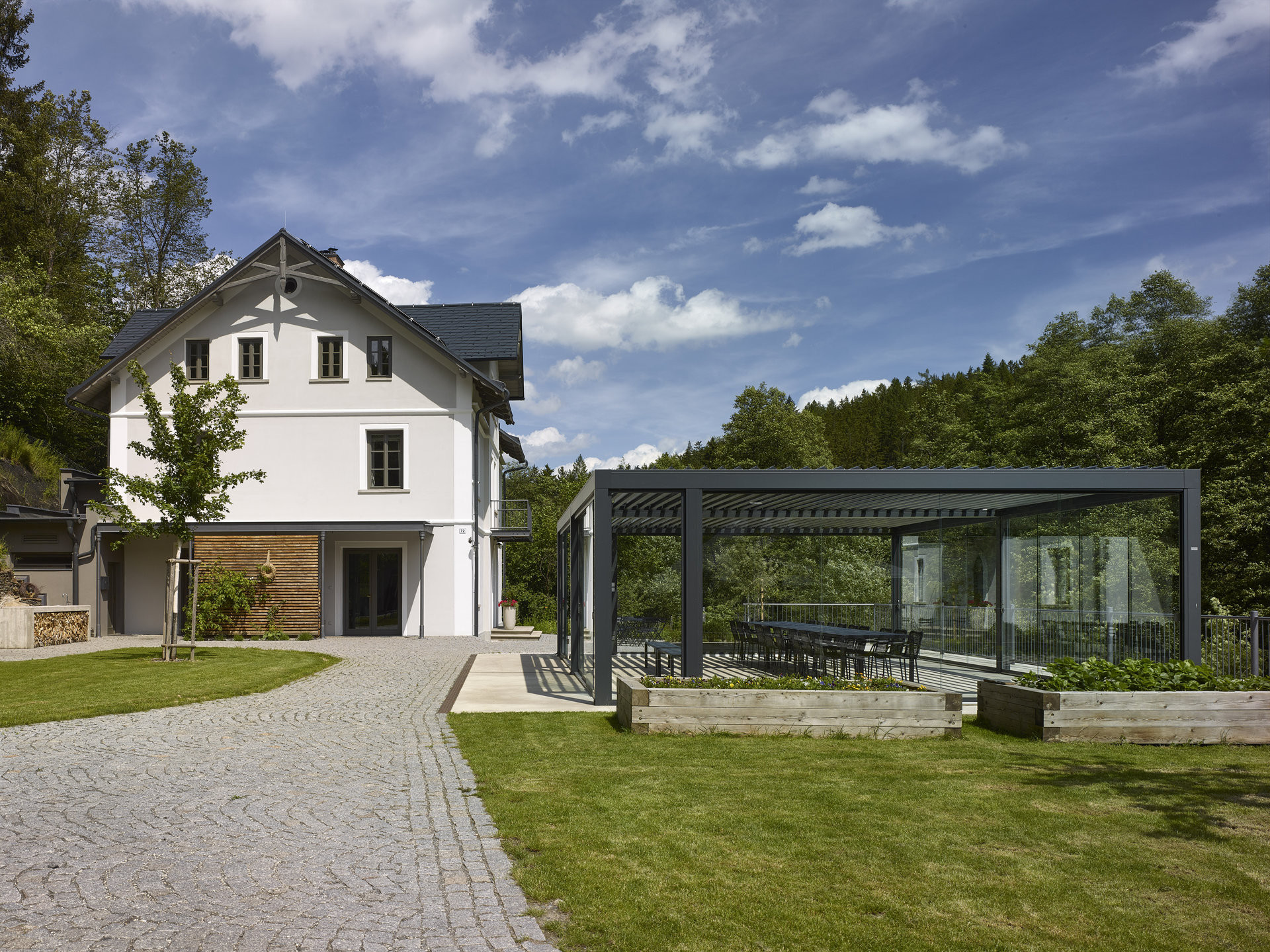 Obřad lze uspořádat venku, svatební veselí může doplnit táborák, gril nebo posezení pod krytou terasou.