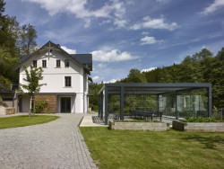 Obřad lze uspořádat venku, svatební veselí může doplnit táborák, gril nebo posezení pod krytou terasou.