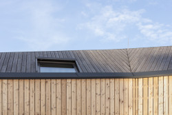 Rodinný dům na Pardubicku, Kvalitář: Střecha, přebírá materiál i rastr fasády, odvodňují ji skryté žlaby a svody