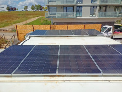 Stavební firma HINTON testuje projekt fotovoltaických panelů na střechách stavebních buněk. Pilotní projekt odstartoval na staveništi na Praze 13
