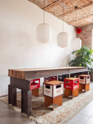 SOA architekti navrhli interiér vietnamské restaurace Pho King v nárožním domě v Popradě.