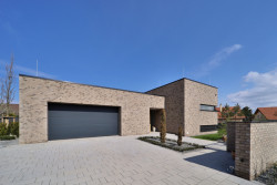 Bungalov s šedivým cihelným páskem na fasádě. Ten je podle majitelů pěkný i praktický na údržbu.