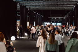 Pohled do výstavního prostoru s charakteristickou architekturou ARCHITECT@WORK