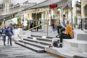 Originální lavička z tvrzeného kamene a skla, White Arkitekter, Rosskopf + Partner, Uppsala - foto