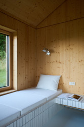 Obytný sokl, kde se dá odpočívat klidně celý den. (Chata Bebech, JANSELF STUDIO)