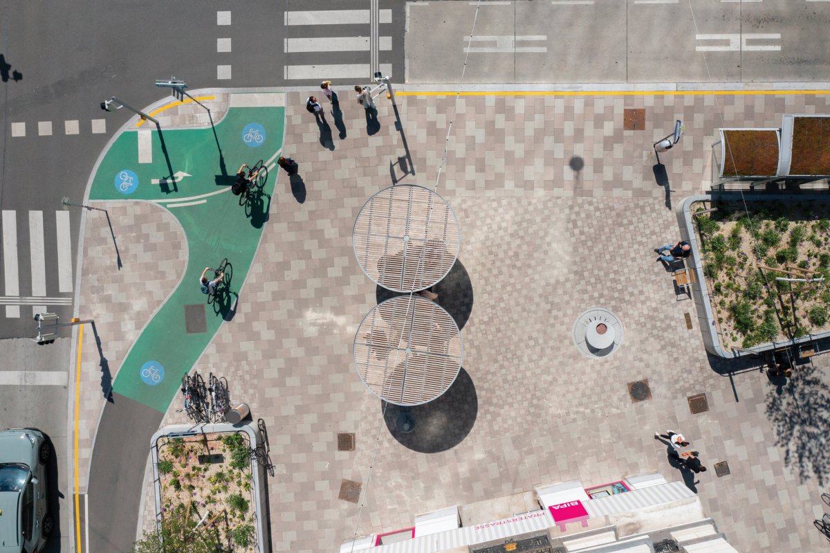 Zelený bulvár Praterstraße zakončený na náměstí Nestroyplatz