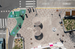 Zelený bulvár Praterstraße zakončený na náměstí Nestroyplatz