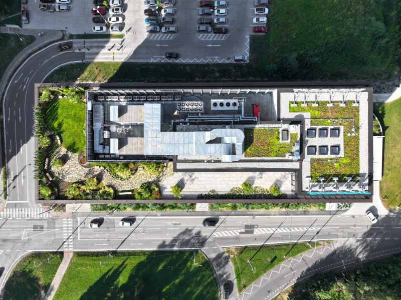 Nedílnou součástí NORDCITY Obchodné je pobytová střecha. (Administrativní budova NORDCITY Obchodná v Žilině; ateliér Endorfine, developer Reinoo)