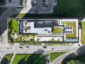 Nedílnou součástí NORDCITY Obchodné je pobytová střecha. (Administrativní budova NORDCITY Obchodná v Žilině; ateliér Endorfine, developer Reinoo)