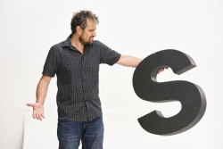 Identita – příběh českého grafického designu bude Česká televize vysílat od 11. ledna 2024.