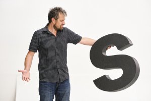 Identita – příběh českého grafického designu bude Česká televize vysílat od 11. ledna 2024.
