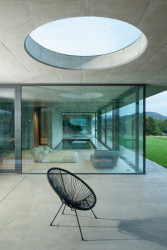 Ateliér Kamila Mrvy realizoval rodinný dům pro milovníka betonu v Žilině u Nového Jičína.