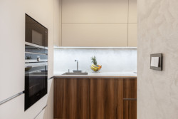 Na obývací pokoj navazuje kuchyně. V ní si majitelka přála navýšit úložný prostor a zvětšit pracovní plochu.