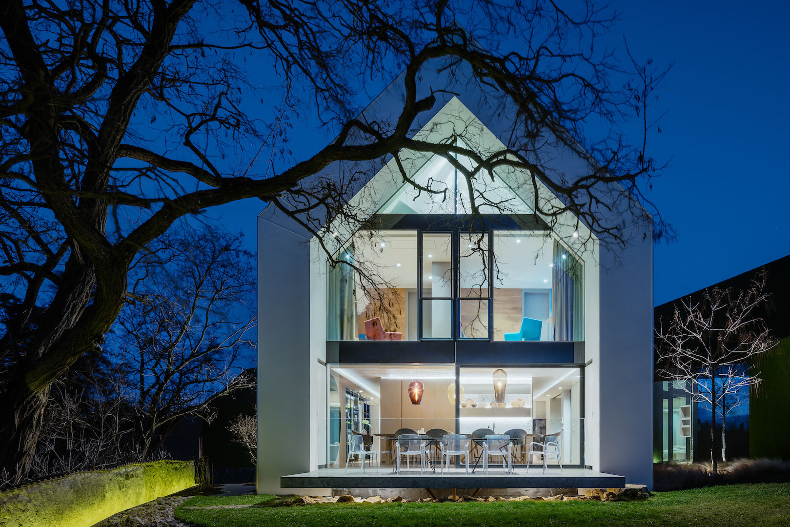 Hlavní obytná část domu má prosklenou celou štítovou stěnu. (Vila v Trněném Újezdě, de.fakto)