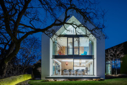 Hlavní obytná část domu má prosklenou celou štítovou stěnu. (Vila v Trněném Újezdě, de.fakto)