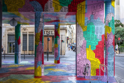 Umělecká interakce na Rue de Temple v Paříži vzdává hold ikonickým městským místům spojeným s komunitami LGBTQ+