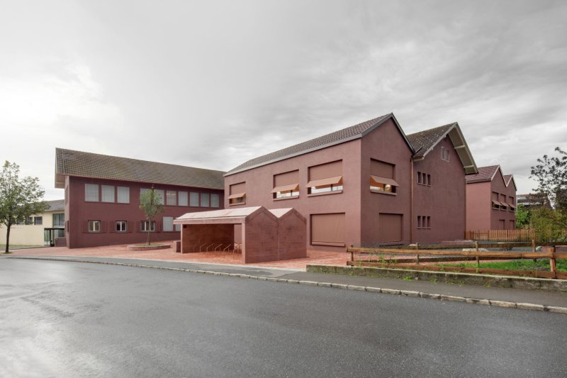 Kombinace kreativní omítky StoSignature a trojrozměrných fasádních prvků StoDeco pomáhá vytvořit komunitní prostor pro jesle, školku a školu, který propojuje různé věkové skupiny.  (Foto: Christian Schellander, AT) 