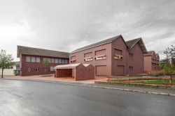 Kombinace kreativní omítky StoSignature a trojrozměrných fasádních prvků StoDeco pomáhá vytvořit komunitní prostor pro jesle, školku a školu, který propojuje různé věkové skupiny.  (Foto: Christian Schellander, AT) 