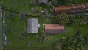 Facha architekti proměnili stodolu v Lázních Bělohrad na bydlení. (Krabice ve stodole; Facha architekti)