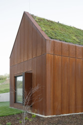 Střechy jsou porostlé - dokonce i ta sedlová. (Víkendový dům nad přehradou, NOIZ architekti)