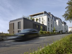 Architektonické pojetí bytových domů citlivě reaguje na jejich pozici – směrem do ulice jsou fasády uzavřenější a chráněnější.