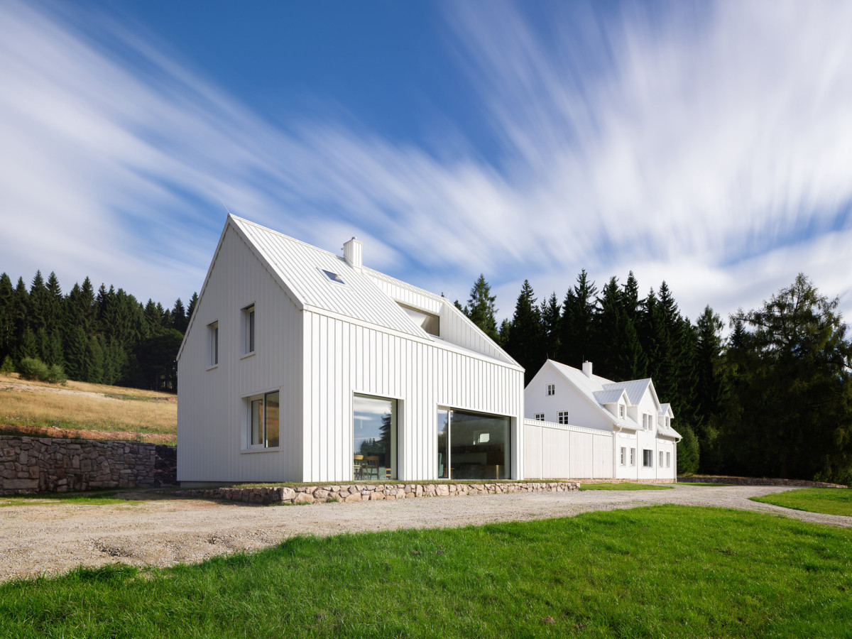 Dům lemují mlatové cesty. (Zářivý sudetský dům; No Architects)