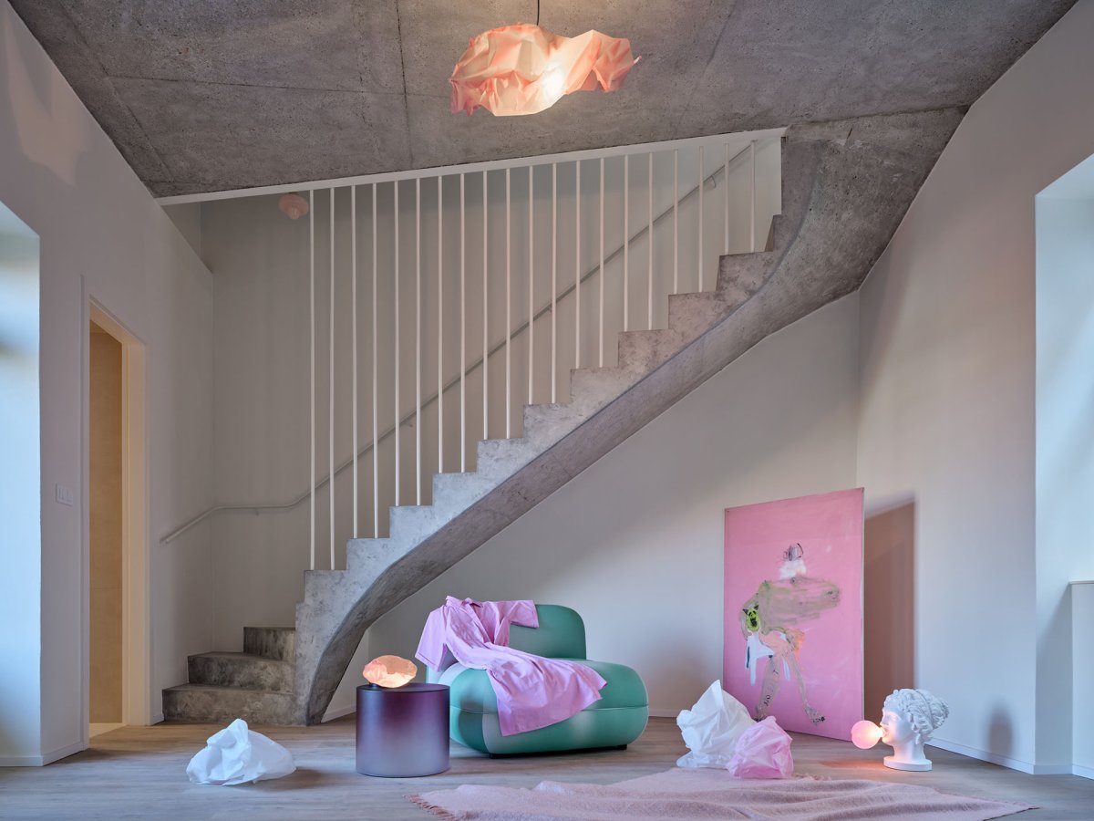 Dům nyní nabízí patnáct bytových jednotek. (Rekonstrukce pavlačového domu v Praze-Nuslích, Plus One Architects) 