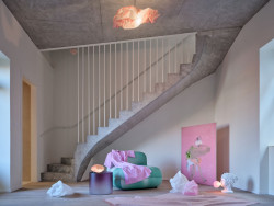 Dům nyní nabízí patnáct bytových jednotek. (Rekonstrukce pavlačového domu v Praze-Nuslích, Plus One Architects) 