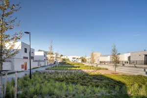Součástí projektu byl také bytový dům, obrací se do náměstí i parku. (Obytný soubor Dolina v Lysolajích, knesl kynčl architekti)