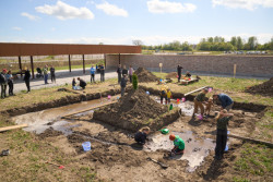 Hage můžeme chápat jako předzvěst postupného vývoje. V současném stavu je zahrada izolovaným ortogonálním objektem v krajině, po čase se stane součástí nové městské čtvrti.